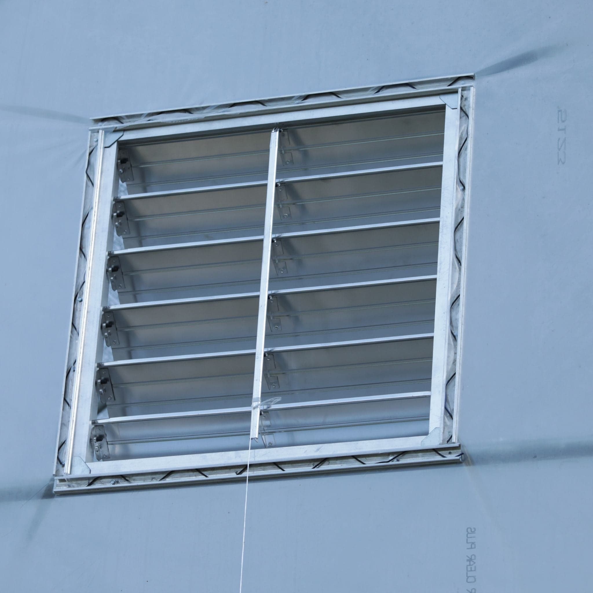 Aluminum passive fresh-air intake shutter for a greenhouse
